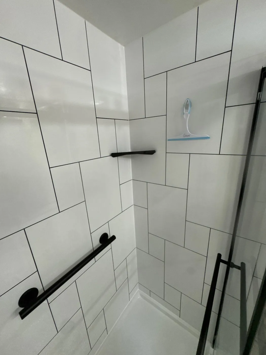 BCI Elite Hopscotch Sim Tile Othello Black White Walls Matte Black towel bar 